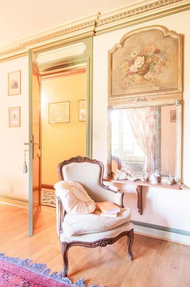 Le Petit Manoir Des Bruyeres Bed & Breakfast Villefargeau Exterior photo